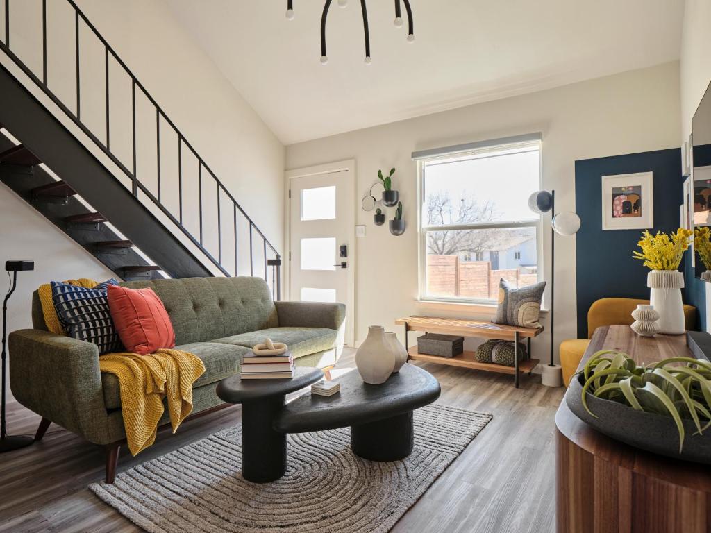 Posezení v ubytování Midcentury Couples Designer Loft - Casa Tuya