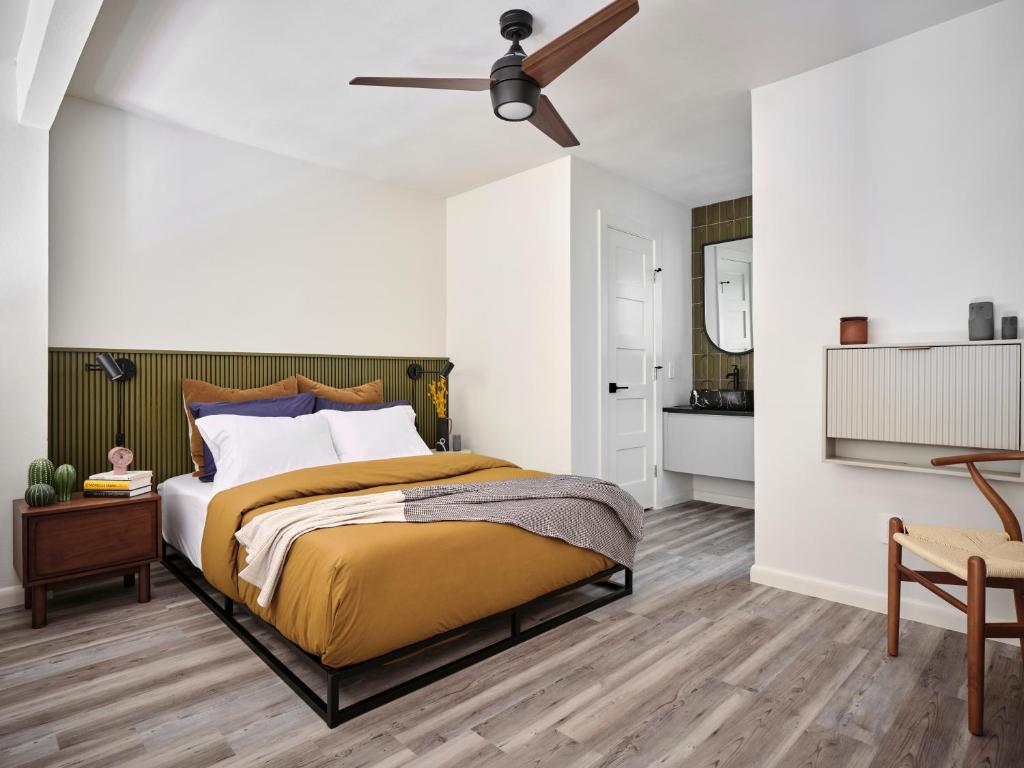 奧斯汀的住宿－Midcentury Couples Designer Loft - Casa Tuya，一间卧室配有一张床和吊扇
