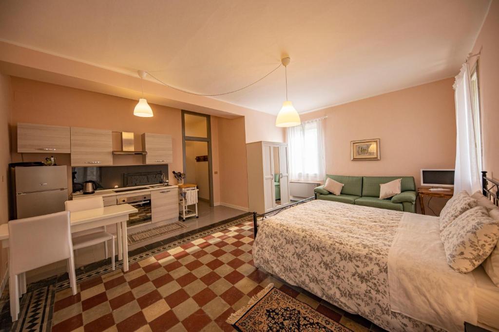 Barbarano VicentinoにあるIl Castelloのベッドとキッチン付きのホテルルーム
