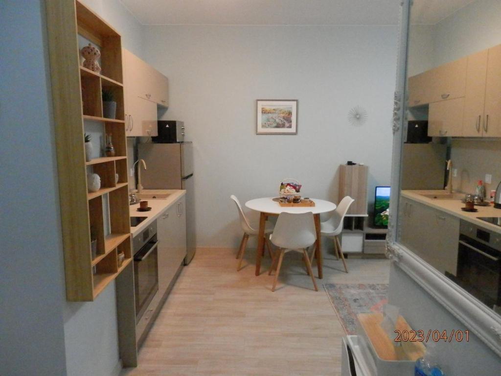 eine Küche mit einem Tisch und Stühlen im Zimmer in der Unterkunft Апартамент Нова Дружба 2 in Sofia