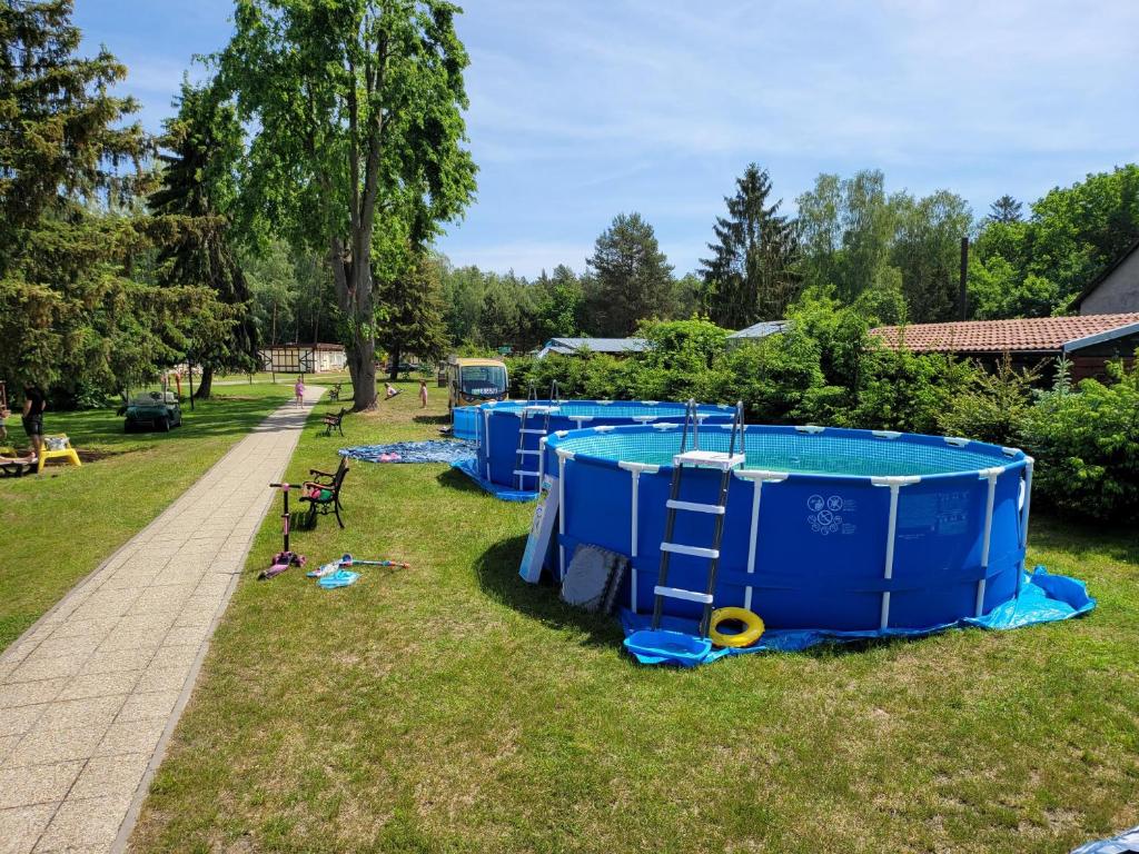 Bazén v ubytování Natura Park w Stegnie nebo v jeho okolí