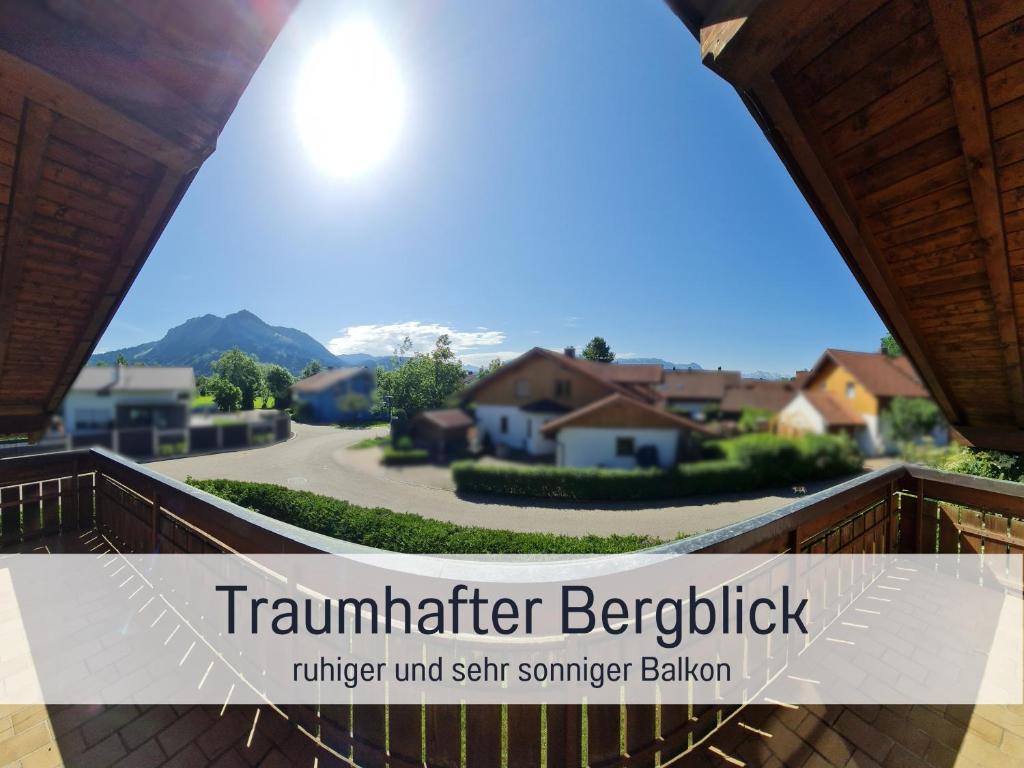 - une vue depuis le balcon d'une maison dans l'établissement Ferienwohnung am See mit Bergblick & Sonnenbalkon, à Blaichach