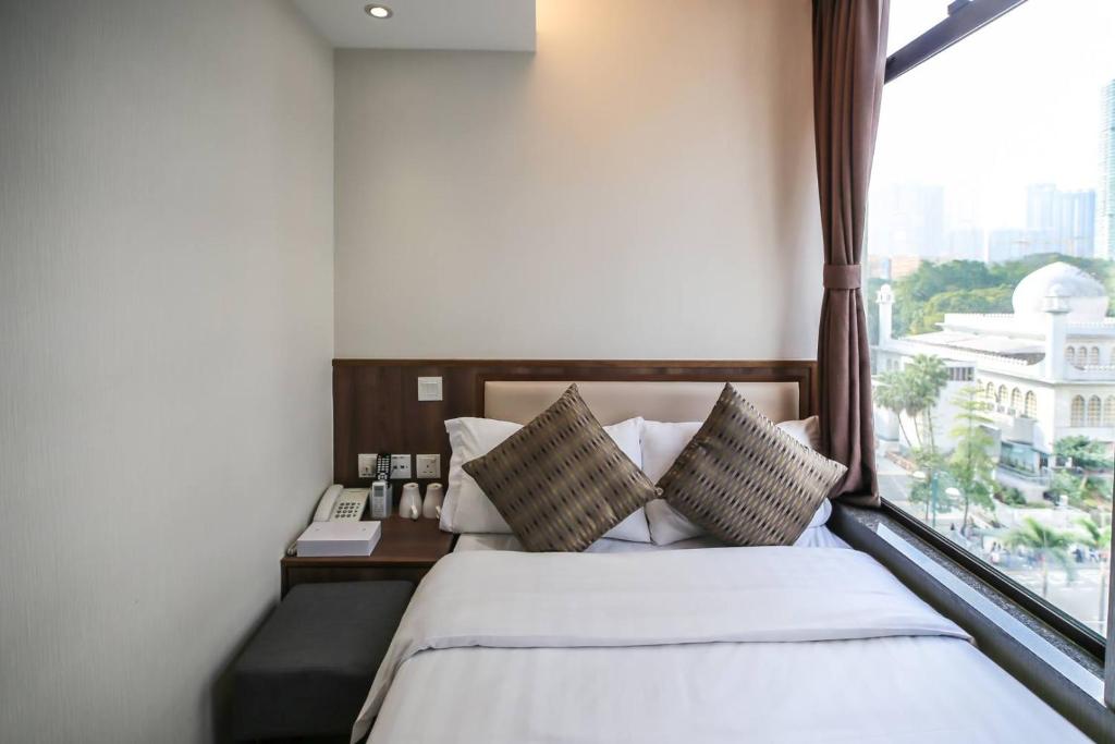 Habitación de hotel con cama y ventana en Hygge House en Hong Kong