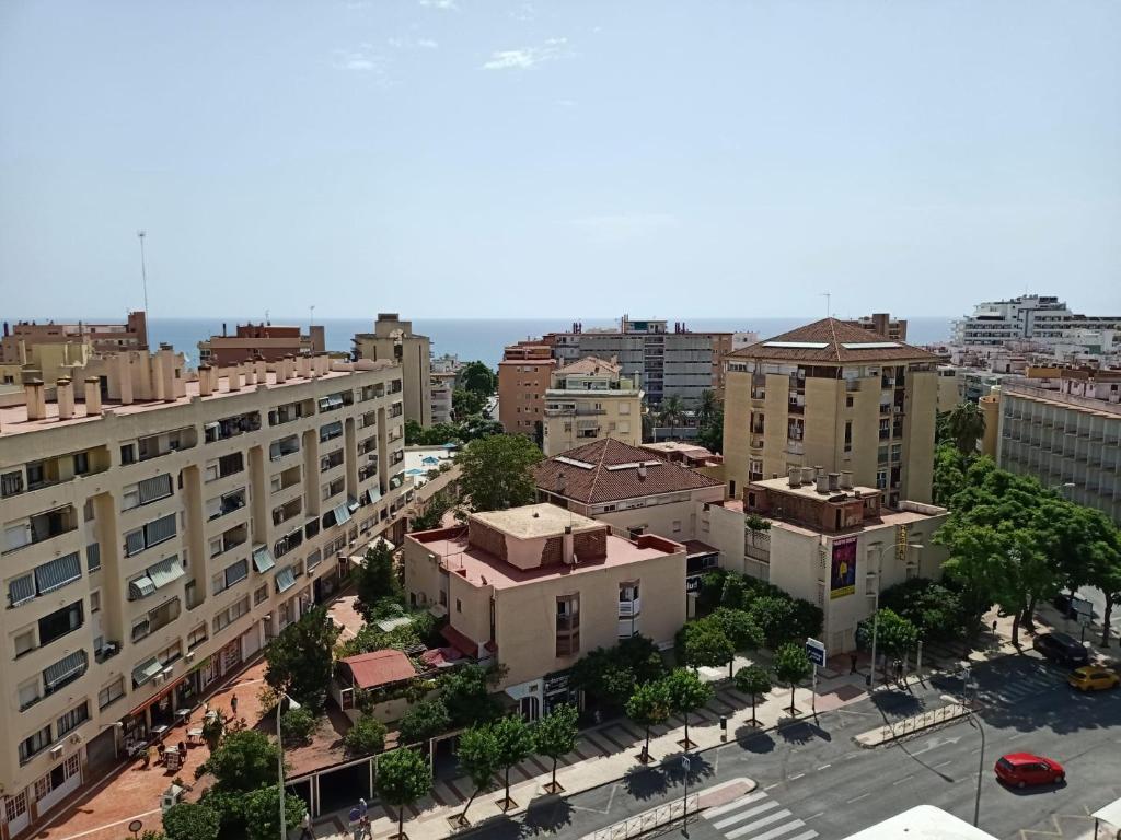 une vue aérienne sur une ville avec des bâtiments dans l'établissement ESTUDIO EDIFICIO LIMA-TORREMOLINOS, à Torremolinos