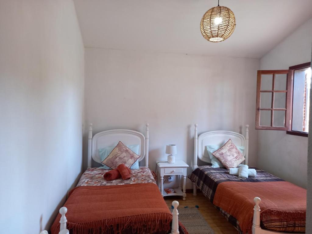 um quarto com 2 camas e uma janela em Lombas Studio em Porto Santo