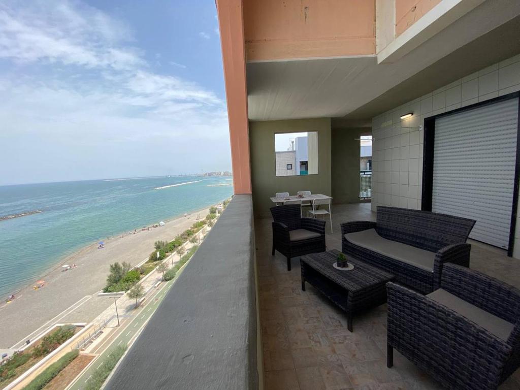 een balkon met banken en uitzicht op het strand bij Fronte Mare in Bari