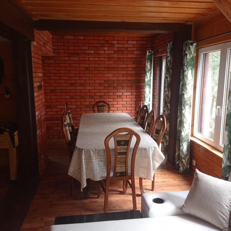Część wypoczynkowa w obiekcie Dom Parlinek agroturtstyka wędkowanie sauna jacuzzi