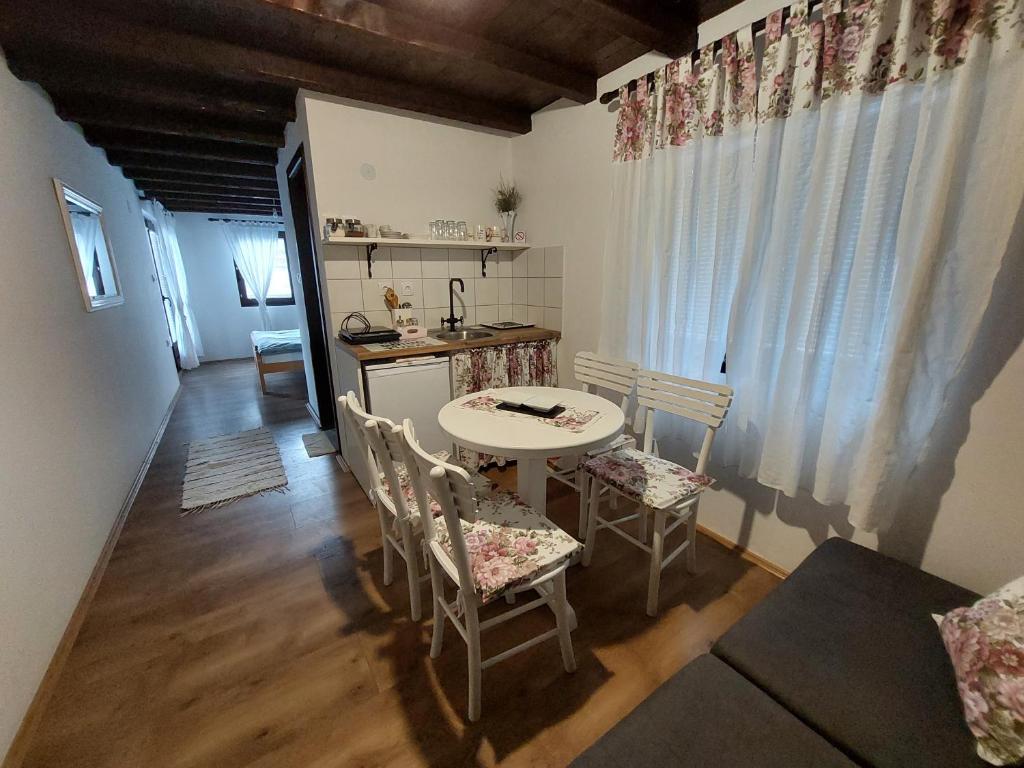 Kuchyň nebo kuchyňský kout v ubytování HostelChe Guest House