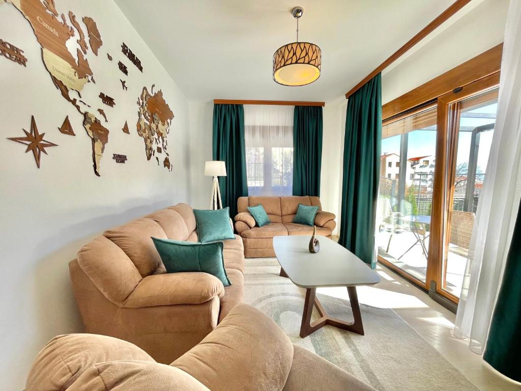 ein Wohnzimmer mit 2 Sofas und einem Tisch in der Unterkunft Villa Serenity Budva in Budva