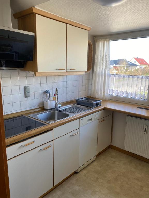 Kuchyň nebo kuchyňský kout v ubytování Ostsee Appartement Grömitz - Haus Ihlow