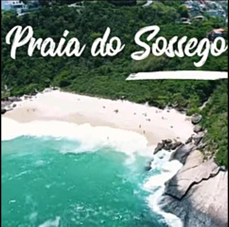 ein Bild eines Strandes mit den Worten Praia do sou in der Unterkunft Casa em Camboinhas, Niterói, RJ in Niterói