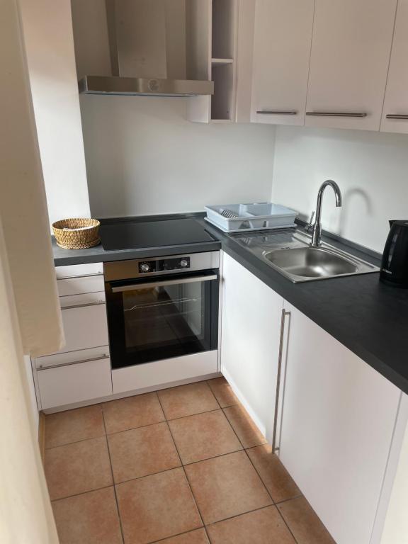 Kuchyň nebo kuchyňský kout v ubytování Apartments Rombon