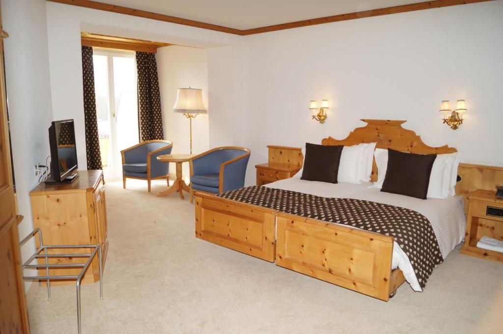 TV a/nebo společenská místnost v ubytování Hotel Schweizerhof Pontresina