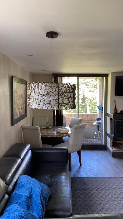 波哥大的住宿－Apto duplex amplia terraza，客厅配有沙发和桌子