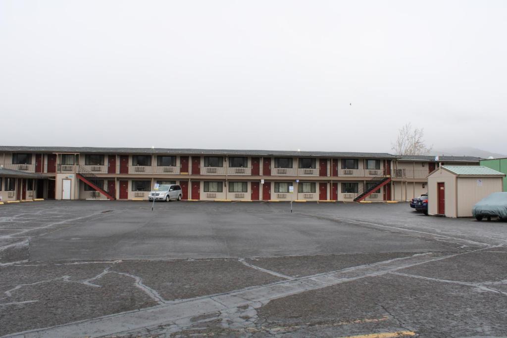 an empty parking lot in front of a building at Ashland Street Inn in Ashland