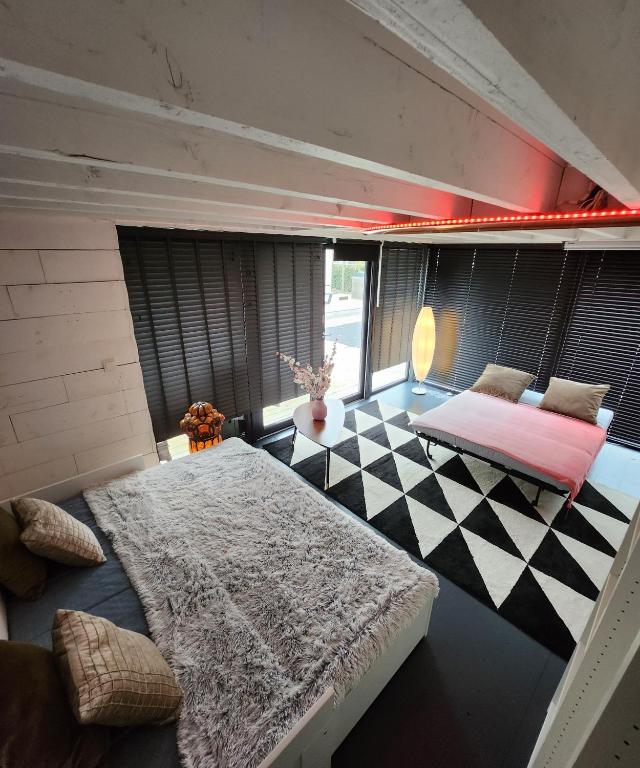 Llit o llits en una habitació de Tomorrowland loft poolhouse with pool