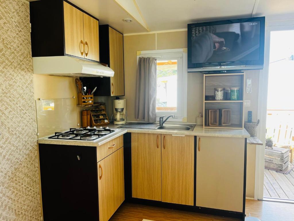 Kuchyňa alebo kuchynka v ubytovaní Mobil-home COSY clim&tv-3 Chambres