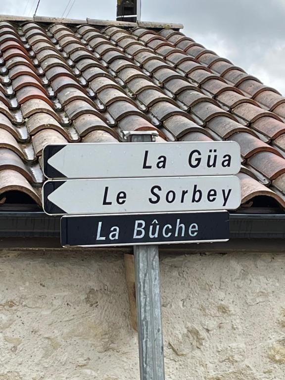 La Tour du Sorbey - Gîte Nature Familial - Piscine - 3 à 6 Pax - Twee Slaapkamers Huis