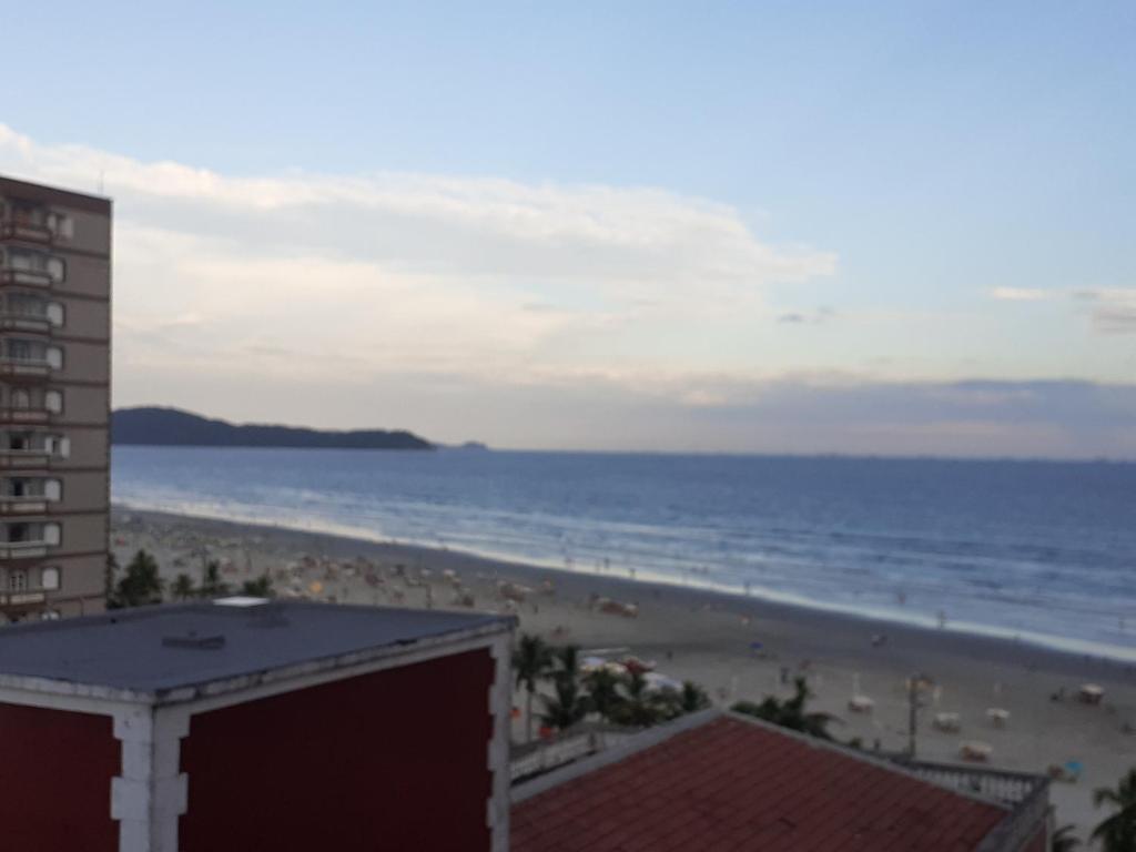 uitzicht op het strand vanaf het balkon van een hotel bij 92SOLDAPRAIA Apto preparado para vc e sua familia in Praia Grande