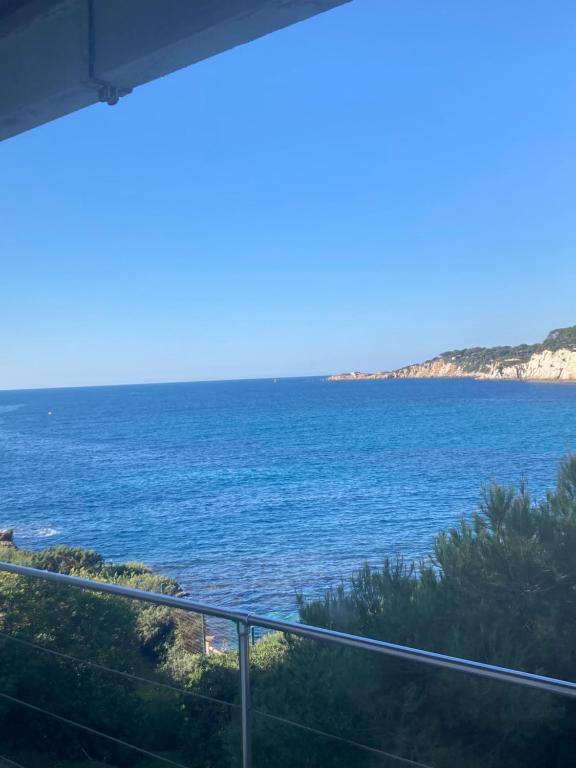 balkon z widokiem na ocean w obiekcie Les pieds dans l ‘eau w mieście Sanary-sur-Mer