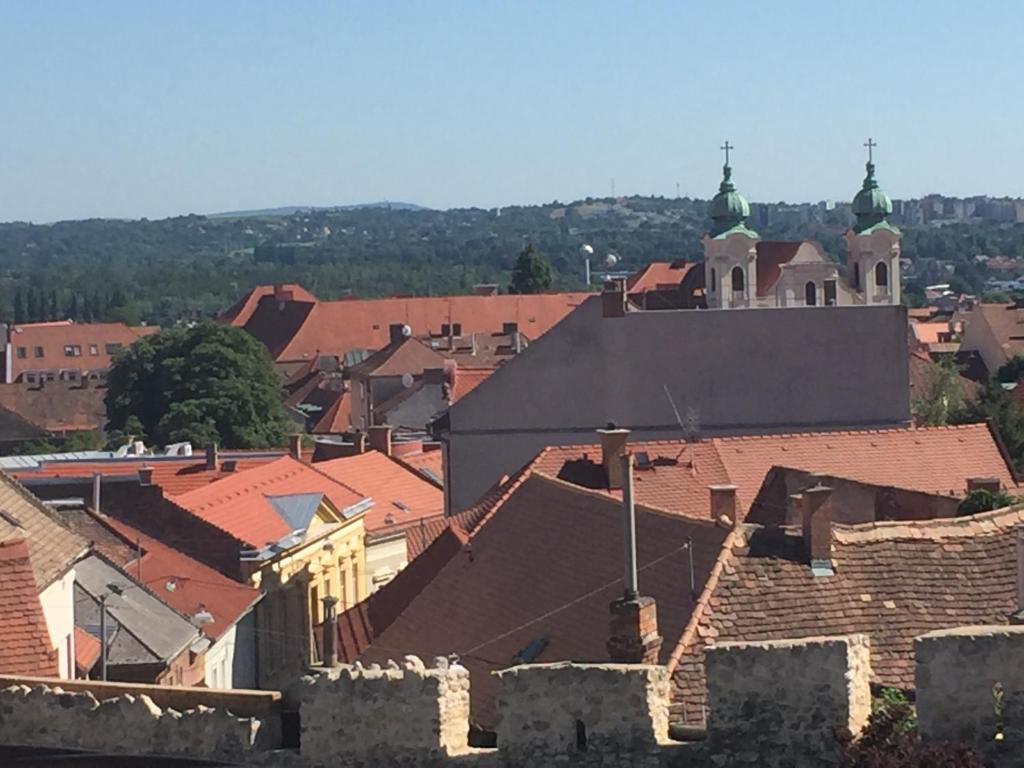 Nespecifikovaný výhled na destinaci Pécs nebo výhled na město při pohledu z hotelu