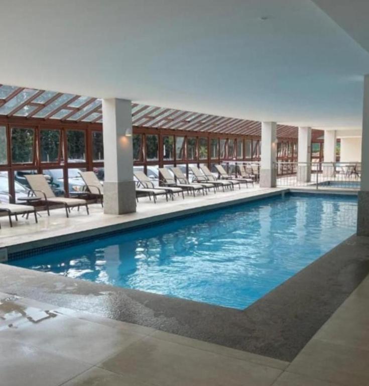 Bazén v ubytování Flat Hotel Pedra Azul nebo v jeho okolí