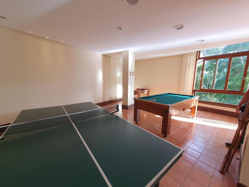 Stolní tenis v ubytování Flat Hotel Pedra Azul nebo okolí