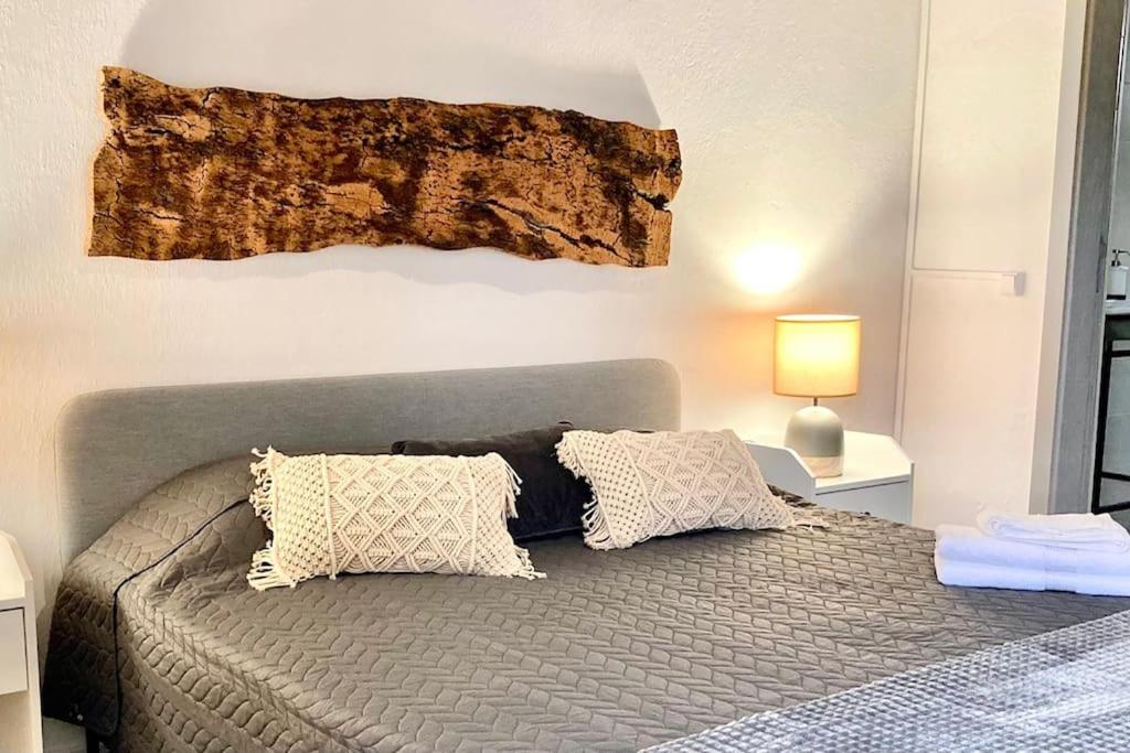 una camera con un letto con due cuscini sopra di Monte do Compadre a Melides
