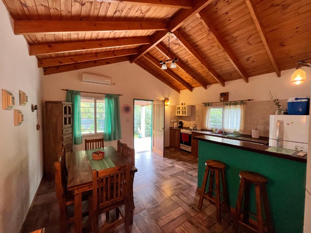 cocina con mesa y sillas en una habitación en Hermosa casa vacacional a orillas del río en Potrero de los Funes