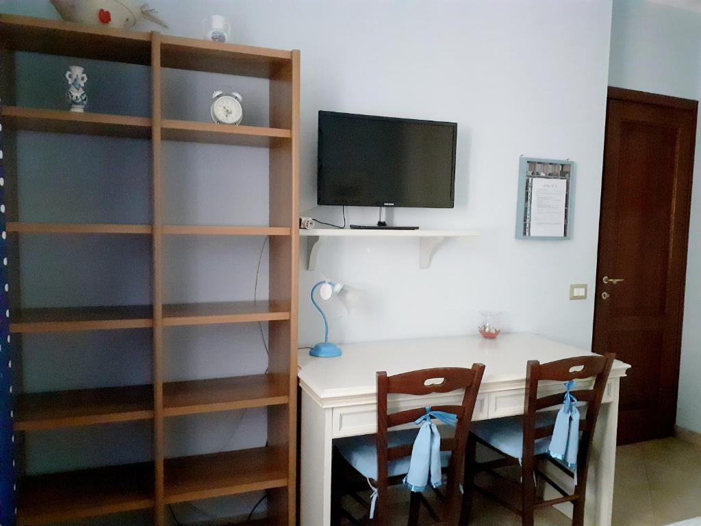 TV a/nebo společenská místnost v ubytování La Casa Più Sù