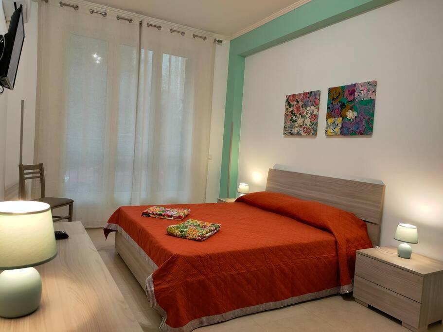 - une chambre avec un lit et 2 oreillers dans l'établissement CASA 3T a Isola a 15 min dal centro di Palermo, à Isola delle Femmine