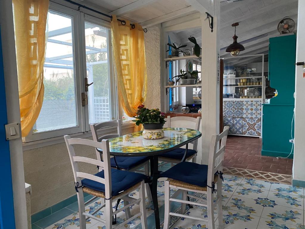 ein Esszimmer mit einem Tisch und Stühlen in der Unterkunft La Casa del Limoneto in Favignana