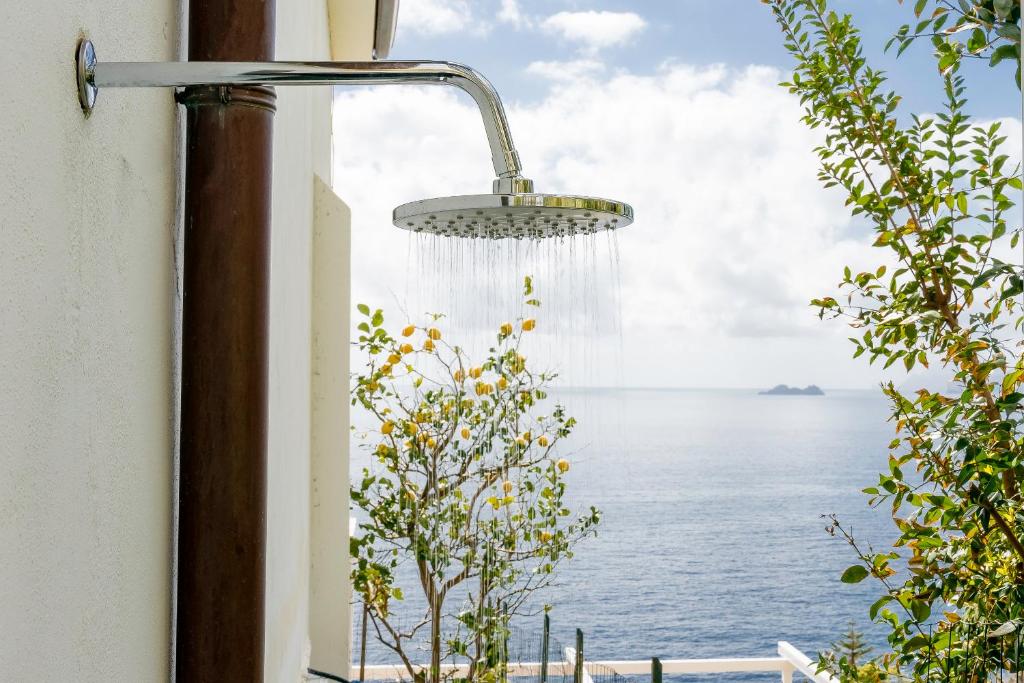 ducha con vistas al océano en Villa Sofia en Praiano