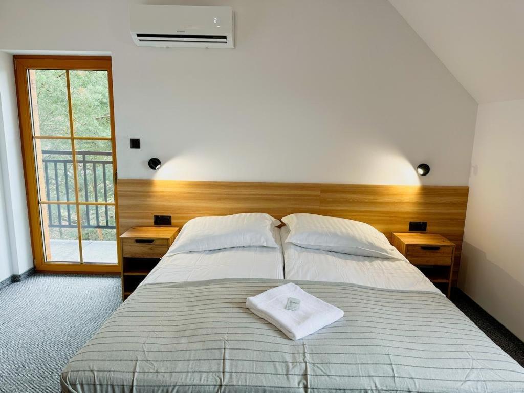 Łóżko lub łóżka w pokoju w obiekcie Hotel Czerwone Korale