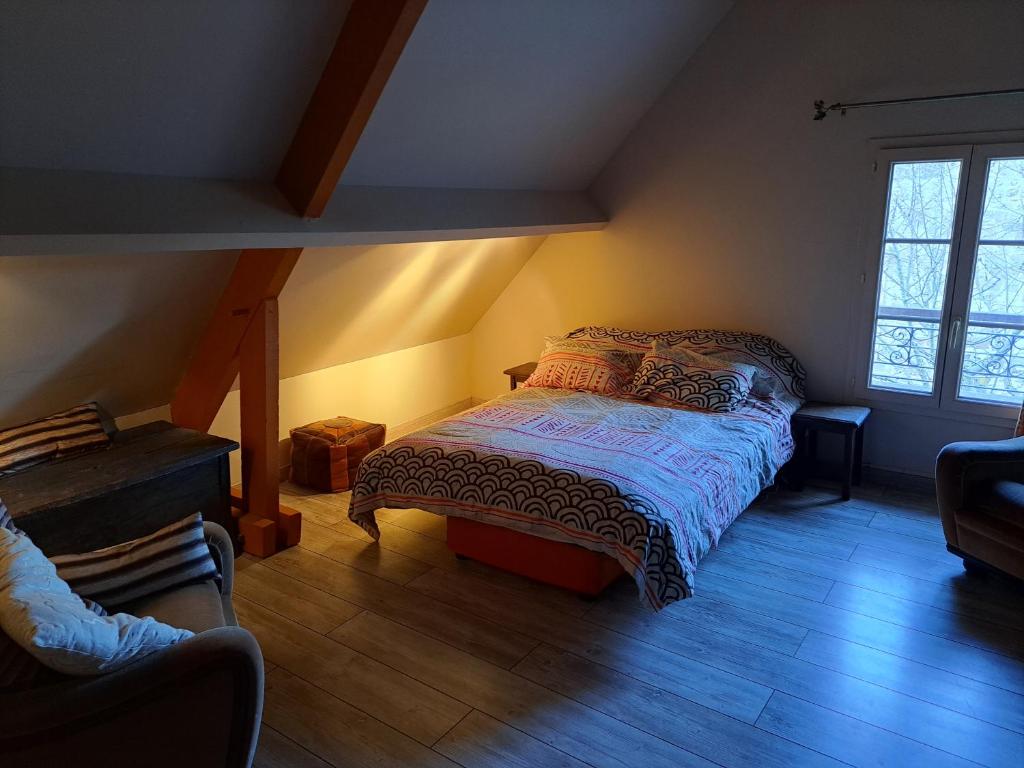 een slaapkamer met een bed in de hoek van een kamer bij Chambre d'hôtes Bien-être 