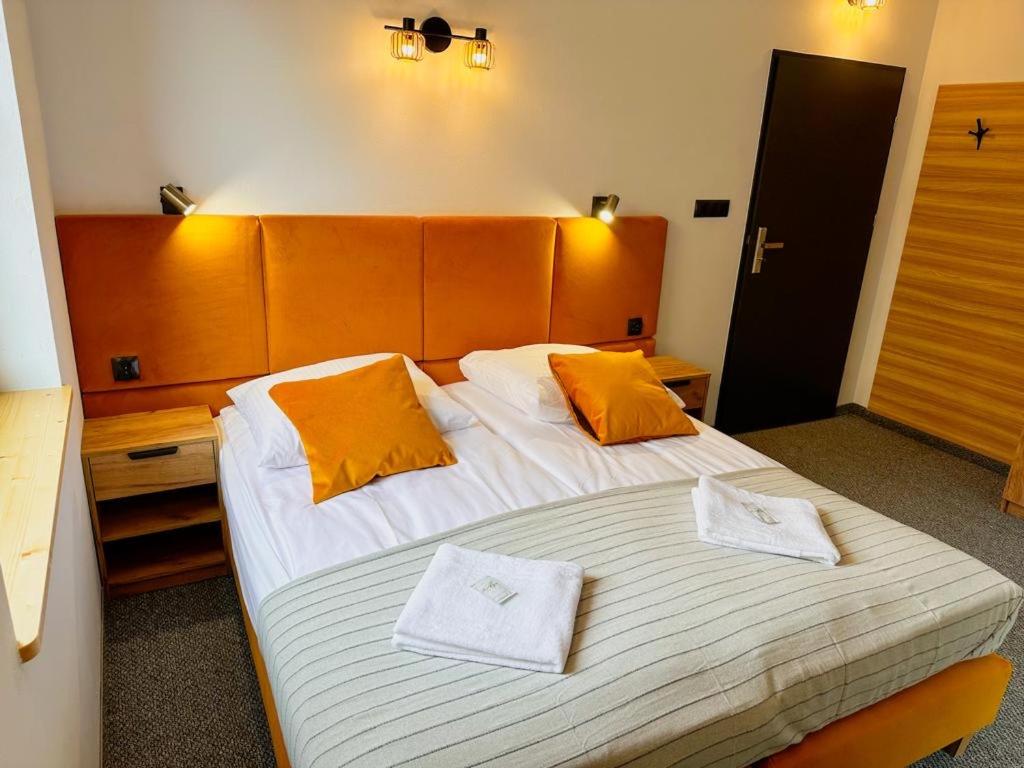 sypialnia z łóżkiem i dwoma ręcznikami na nim w obiekcie Hotel Czerwone Korale w mieście Cielimowo