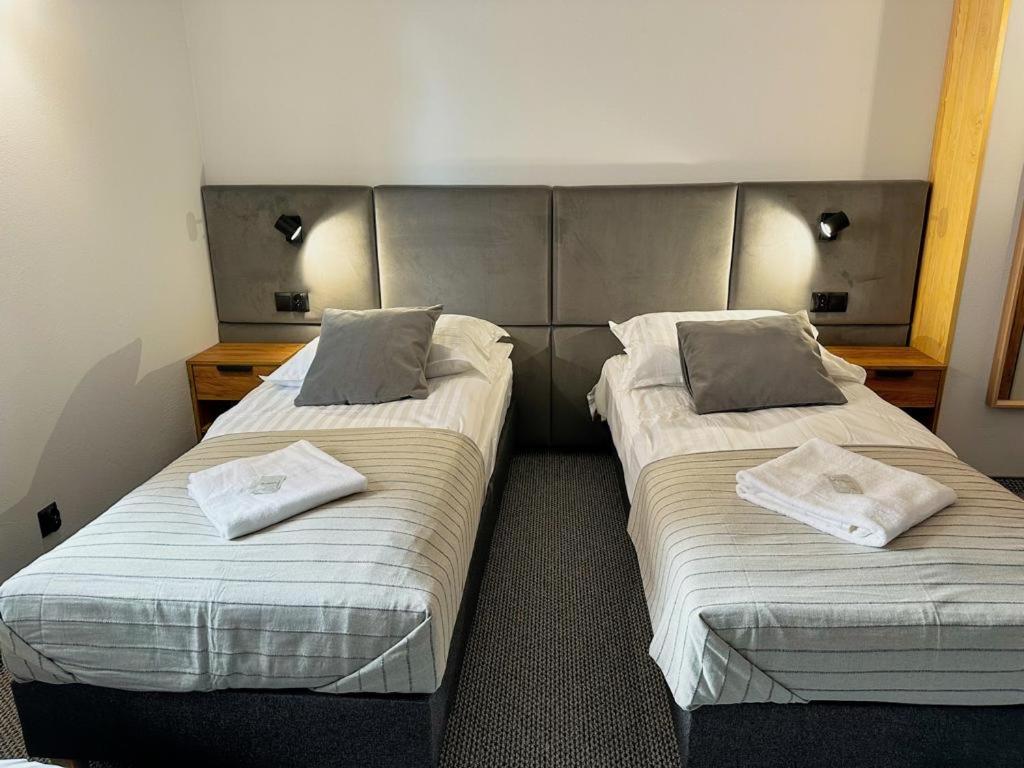 Łóżko lub łóżka w pokoju w obiekcie Hotel Czerwone Korale