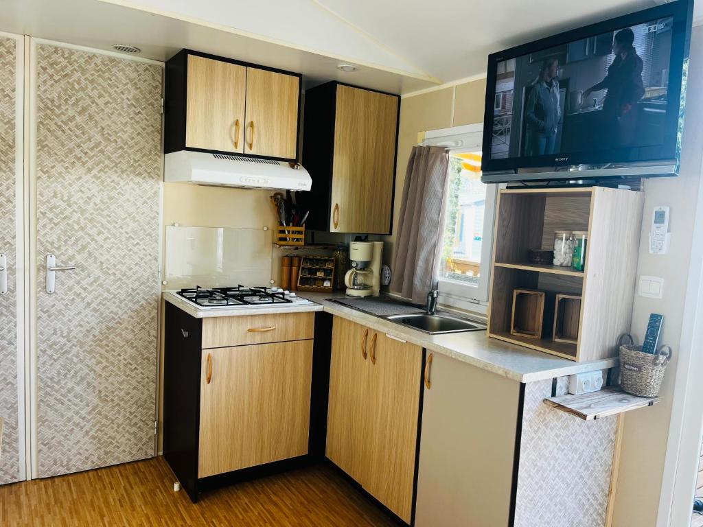 Kuchyňa alebo kuchynka v ubytovaní Mobil-home COSY clim&tv-3 Chambres