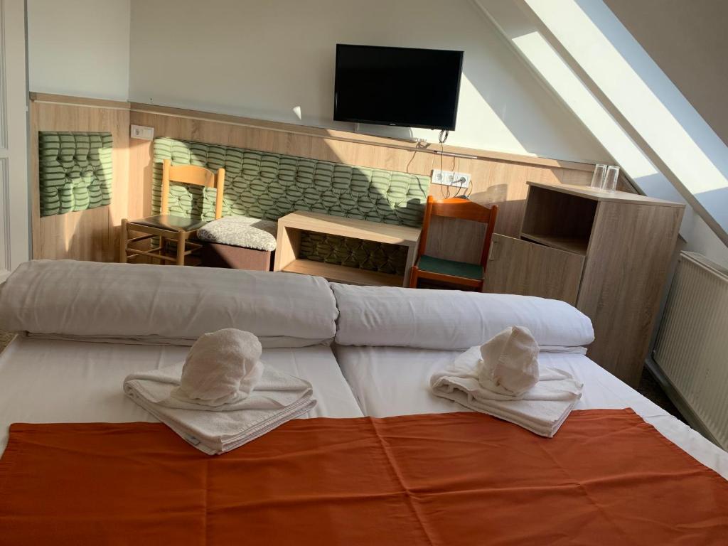 Postel nebo postele na pokoji v ubytování Várfal Wellness Panzió