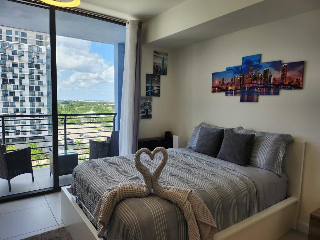 sypialnia z łóżkiem i dużym oknem w obiekcie 5350 Park inn Suite w Miami