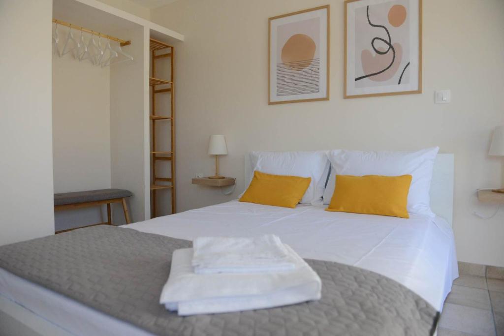 a white bed with two towels on top of it at Casa Raymo in Kanálion