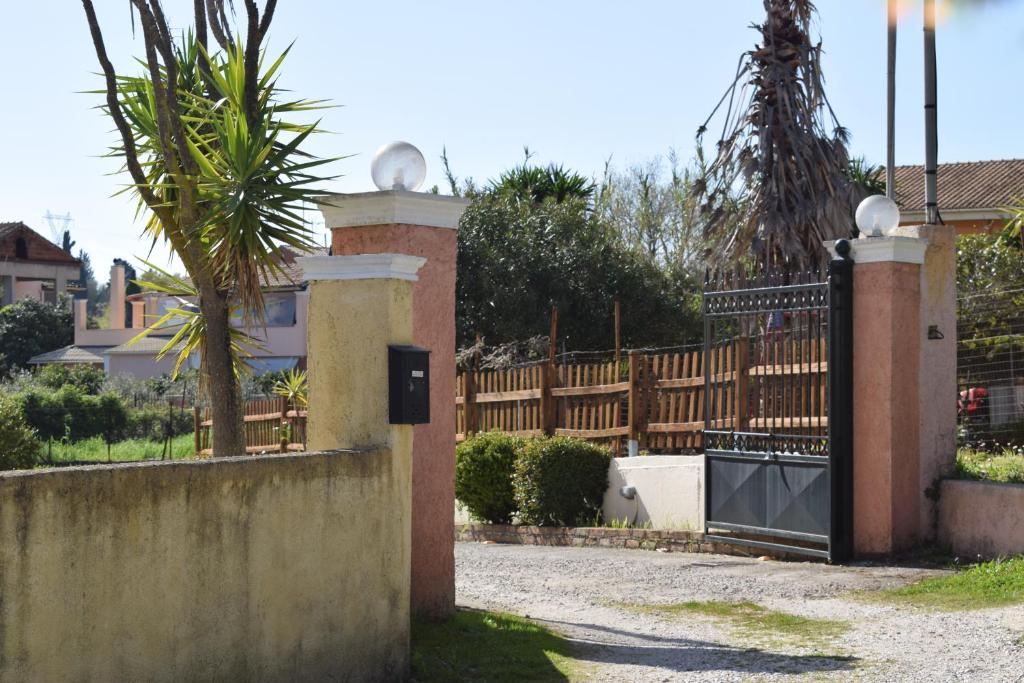 a gate to a house with a fence at Casa Raymo in Kanálion