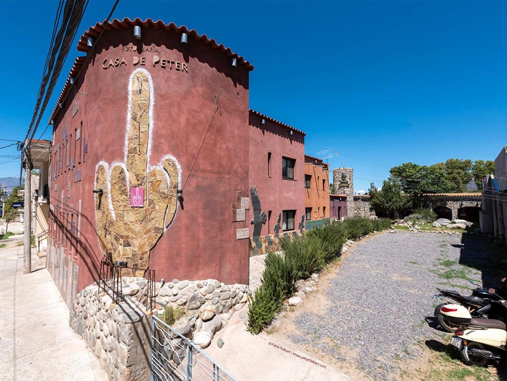 a building with a cactus painted on the side of it at Casa de Peter in Cafayate