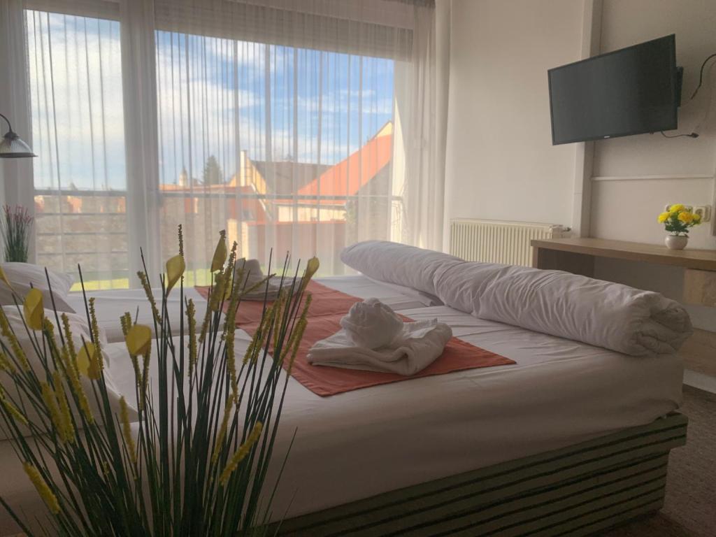 Postel nebo postele na pokoji v ubytování Várfal Wellness Panzió