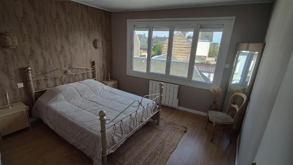 Criquetot-lʼEsneval的住宿－L'Armistice，一间卧室设有一张床和一个大窗户