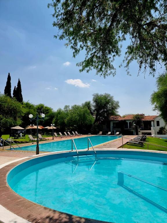 Bazén v ubytování Hotel Hacienda Taboada (Aguas Termales) nebo v jeho okolí