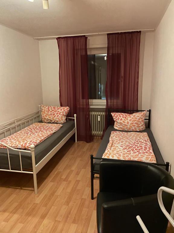um quarto com 2 camas e um sofá em Apartament mit Balkon em Lahr