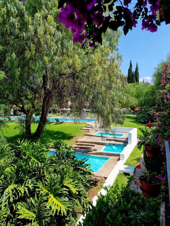 Bazén v ubytování Hotel Hacienda Taboada (Aguas Termales) nebo v jeho okolí