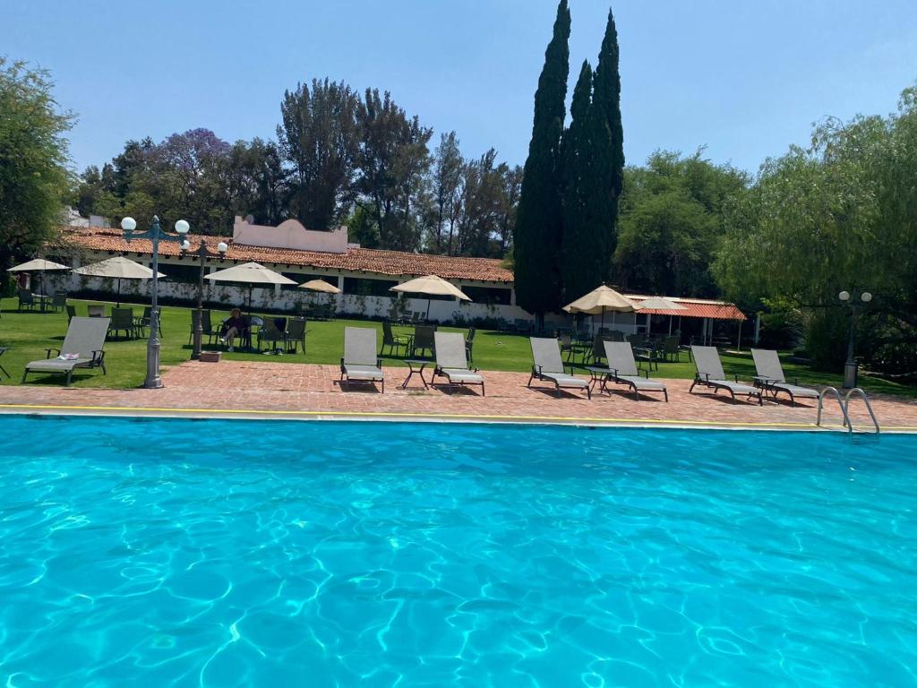 Bazén v ubytování Hotel Hacienda Taboada (Aguas Termales) nebo v jeho okolí
