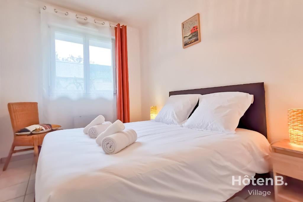 1 dormitorio con 1 cama blanca grande y toallas. en &quot;Balcons de Renoir&quot; - Parking &amp; Pool - Limoges Centre, en Limoges